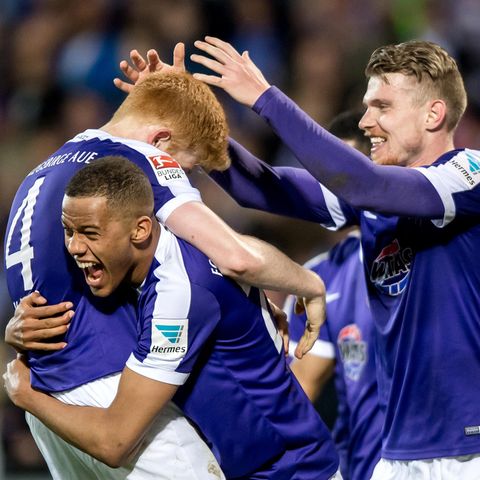 Spieler von Erzgebirge Aue feiern in der zweiten Liga gegen den FC St. Pauli