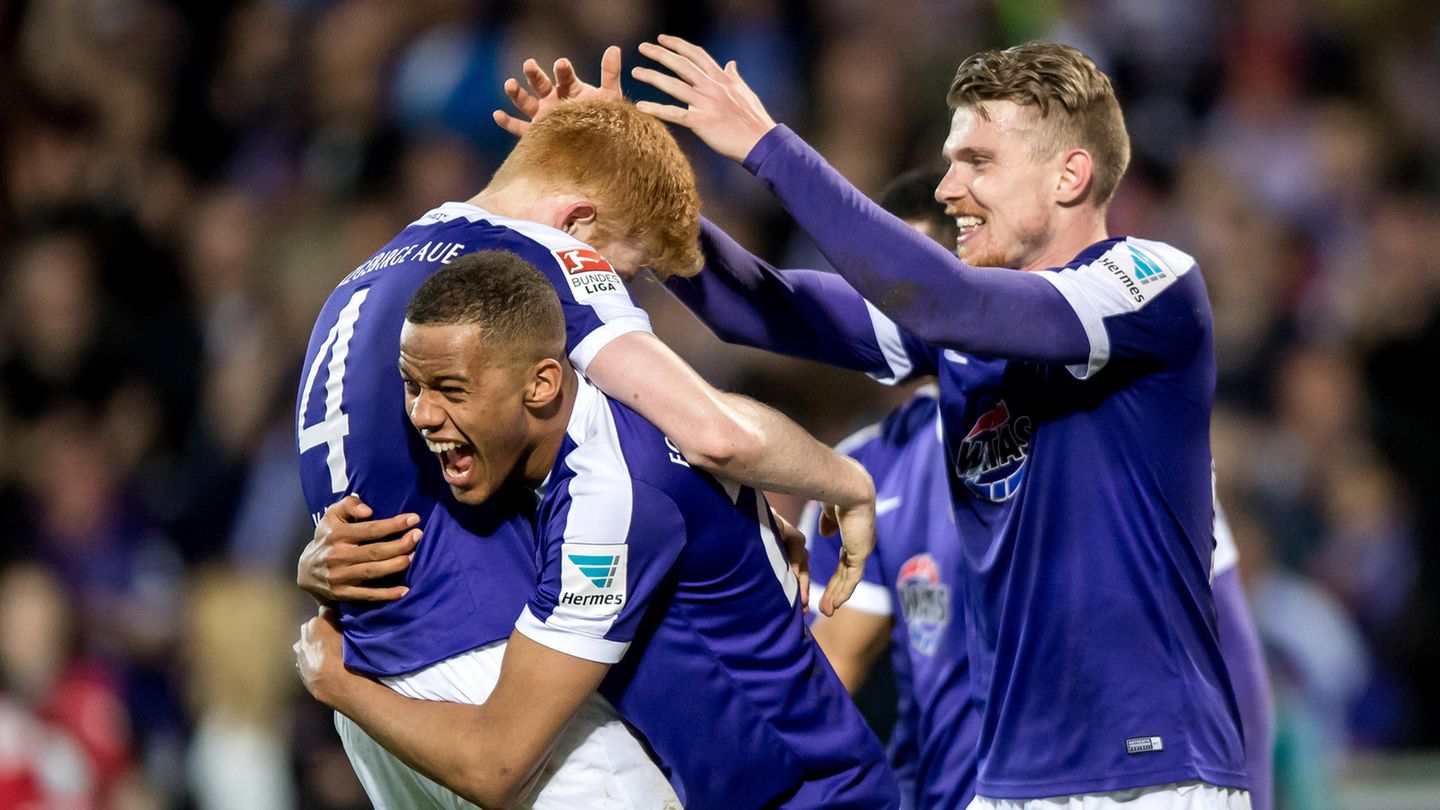 Spieler von Erzgebirge Aue feiern in der zweiten Liga gegen den FC St. Pauli
