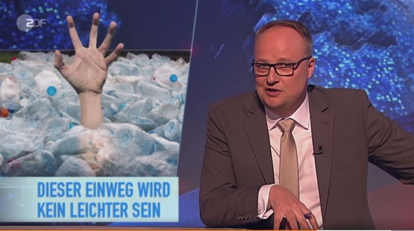 "Dieser Einweg wird kein leichter sein" - Oli Welke knöpfte sich in der "Heute Show" eine neue Regelung zu Einwegflaschen vor.