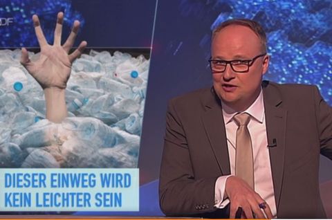 "Dieser Einweg wird kein leichter sein" - Oli Welke knöpfte sich in der "Heute Show" eine neue Regelung zu Einwegflaschen vor.