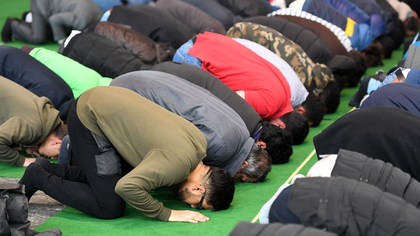 Muslime beim Freitagsgebet
