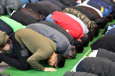 Muslime beim Freitagsgebet