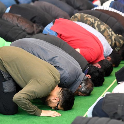 Muslime beim Freitagsgebet