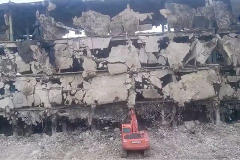 Bagger vs. marodes Gebäude: Kann dieser Abriss gut gehen?