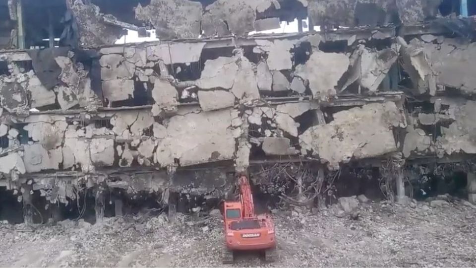 Bagger vs. marodes Gebäude: Kann dieser Abriss gut gehen?