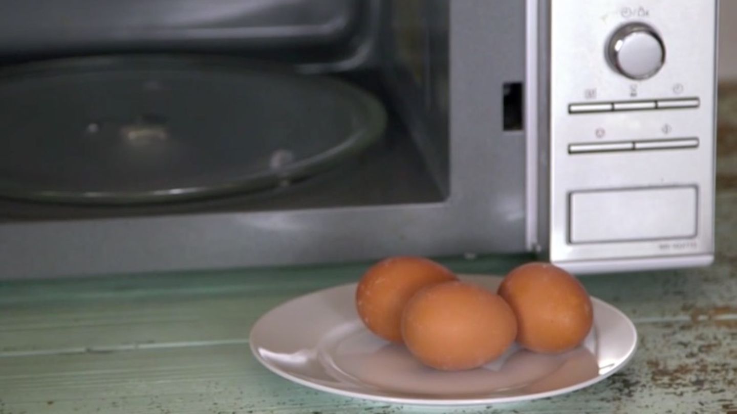 Eier: Kann man rohe Hühnereier in der Mikrowelle erhitzen? | STERN.de