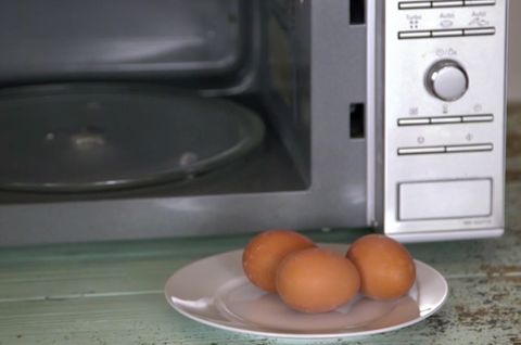 Sauerei oder Genuss?: Das passiert, wenn Sie rohe Eier in der Mikrowelle erhitzen