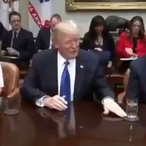 Donald Trump schiebt Dinge weg - das Netz findet's lustig