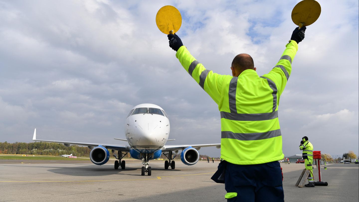 Ein Flugzeug der Regionalfluggesellschaft People's Viennaline