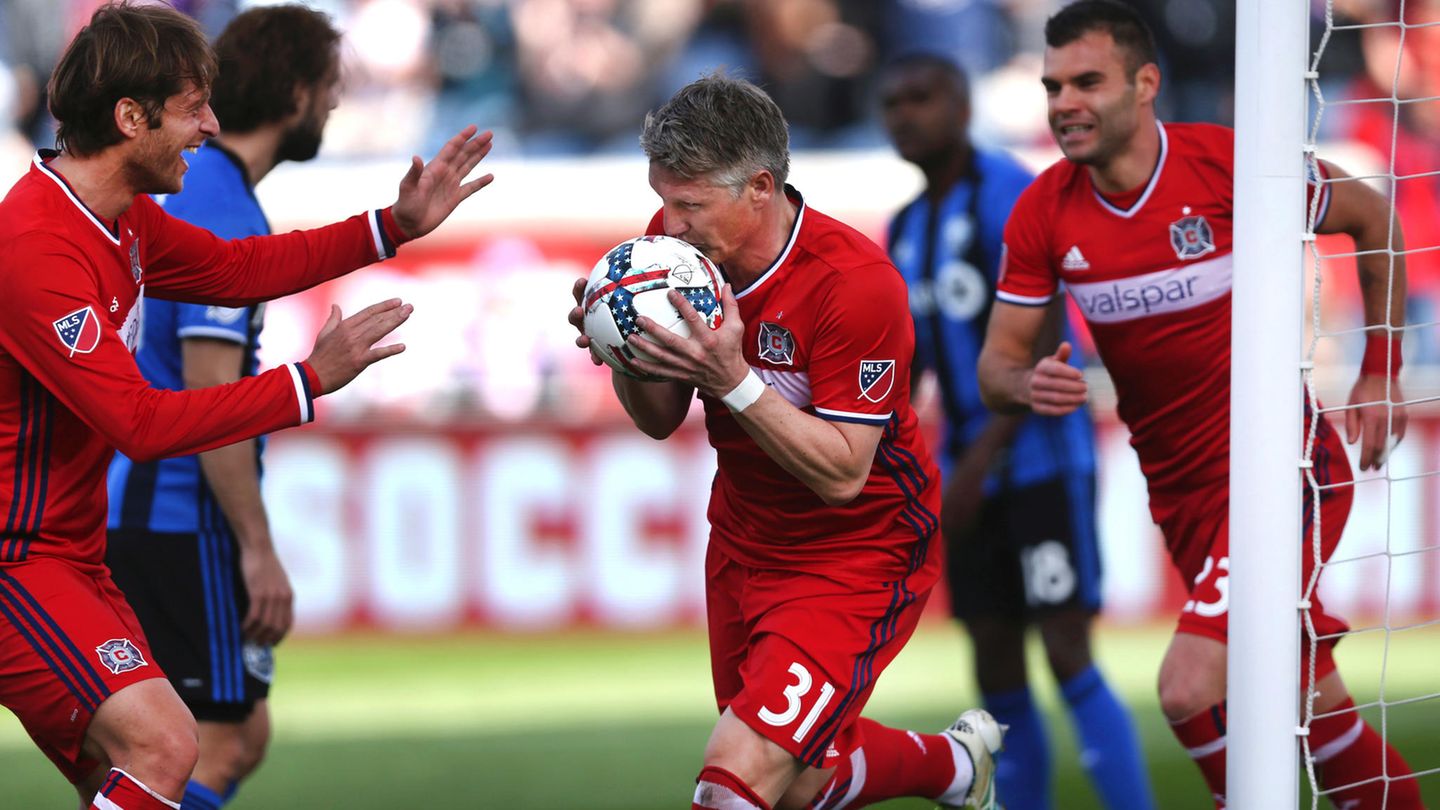 So knutscht sich also der Ball in der MLS: Bastian Schweinsteiger traf gleich im ersten Spiel.