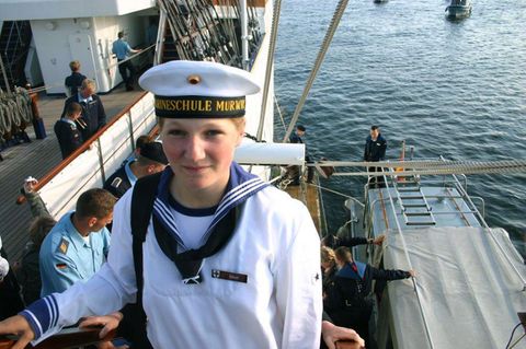 Die Marine-Kadettin Jenny Böken steht an Bord des Segelschulschiffes Gorch Fock.
