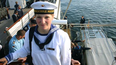 Die Marine-Kadettin Jenny Böken steht an Bord des Segelschulschiffes Gorch Fock.