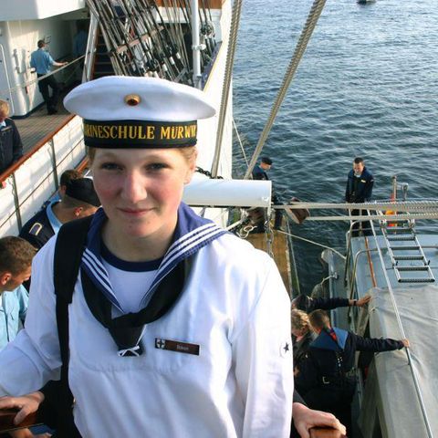 Die Marine-Kadettin Jenny Böken steht an Bord des Segelschulschiffes Gorch Fock.