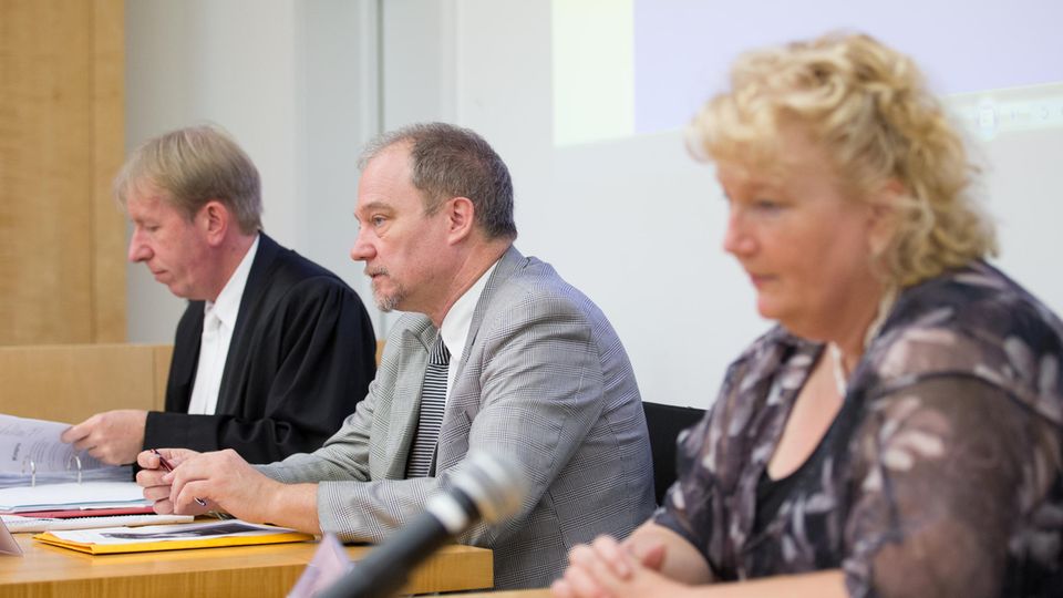 Mutter Marlis, Vater Uwe Böken (m.) und der Verteidiger Rainer Dietz Mutter Marlis, Vater Uwe Böken (m.) und der Verteidiger Rainer Dietz