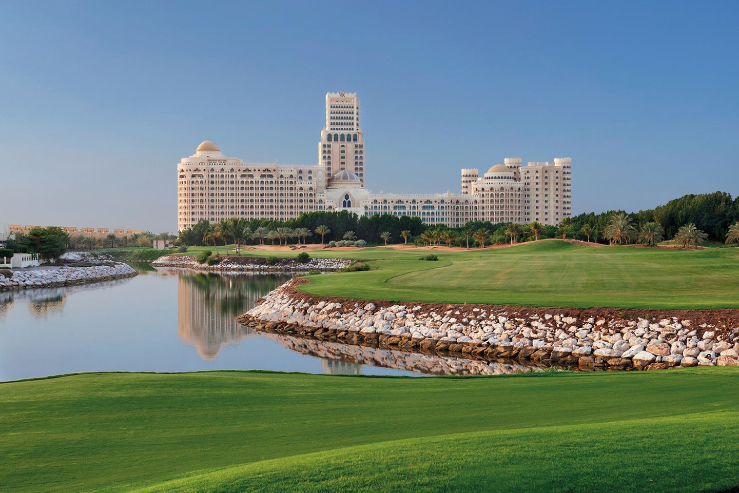Ras Al Khaimah: Waldorf Astoria   An der Nordspitze der Vereinigten Arabischen Emirate liegt das Emirat, was sich mit neuen Hotelbauten auch der auf touristischen Landkarte platzieren möchte. Bestes Beispiel ist das im August 2013 eröffnete Waldorf Astoria, die Edelmarke der Hilton-Gruppe. Ein "Grandezza-Palazzo mit seiner fast schon beängstigend perfekter Innenarchitektur", wie die Autoren schrieben.  Infos: http://waldorfastoria3.hilton.com