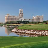 Ras Al Khaimah: Waldorf Astoria   An der Nordspitze der Vereinigten Arabischen Emirate liegt das Emirat, was sich mit neuen Hotelbauten auch der auf touristischen Landkarte platzieren möchte. Bestes Beispiel ist das im August 2013 eröffnete Waldorf Astoria, die Edelmarke der Hilton-Gruppe. Ein "Grandezza-Palazzo mit seiner fast schon beängstigend perfekter Innenarchitektur", wie die Autoren schrieben.  Infos: http://waldorfastoria3.hilton.com