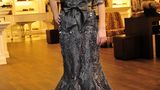 Janina Fautz sucht sich ein Kleid für die Emmy-Verleihung aus
