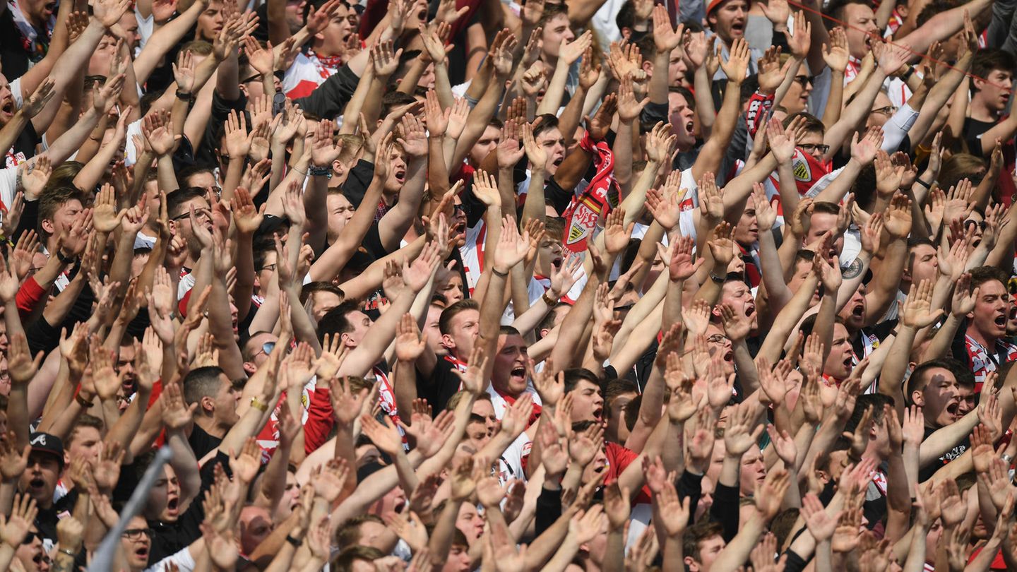 Zweite Bundesliga: Jubelnde Fans des VfB Stuttgart