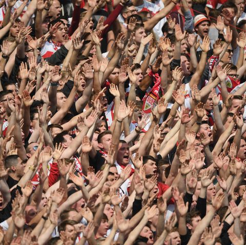 Zweite Bundesliga: Jubelnde Fans des VfB Stuttgart