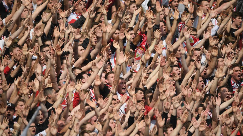 Zweite Bundesliga: Jubelnde Fans des VfB Stuttgart