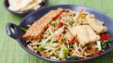 Bratnudeln (Mie-Nudeln mit Ei) und Hähnchen: 563 Kalorien pro 100 Gramm