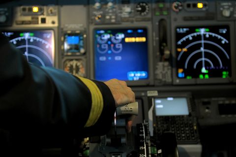 Im Cockpit kommt es auf jedes kleinste Detail an - Sprachbarrieren dürfen nicht ablenken. (Symbolfoto)