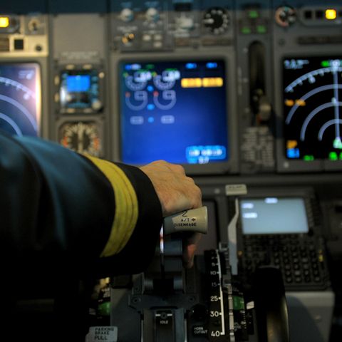 Im Cockpit kommt es auf jedes kleinste Detail an - Sprachbarrieren dürfen nicht ablenken. (Symbolfoto)