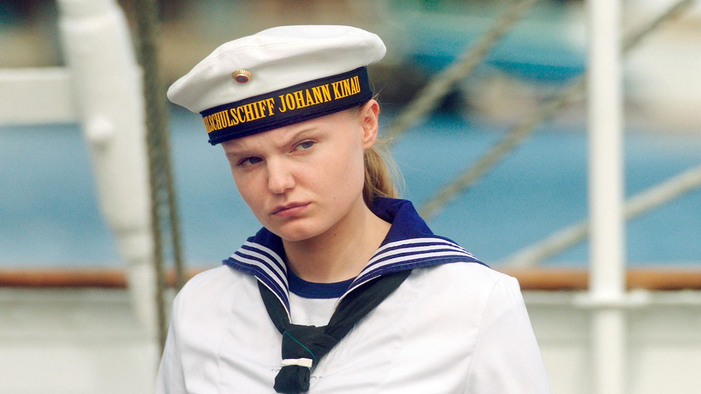 Lilly Borchert (Maria Dragus) beobachtet die anderen Kadetten, wie sie das Schiff verlassen