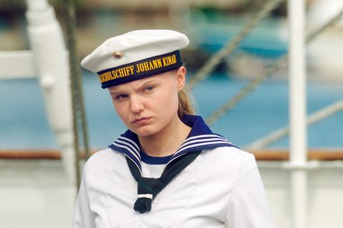 Lilly Borchert (Maria Dragus) beobachtet die anderen Kadetten, wie sie das Schiff verlassen