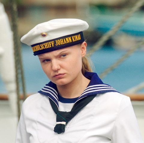 Lilly Borchert (Maria Dragus) beobachtet die anderen Kadetten, wie sie das Schiff verlassen