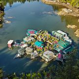 Das Luftbild zeigt, wie geschützt das Ensemble in der Bucht ruht. 