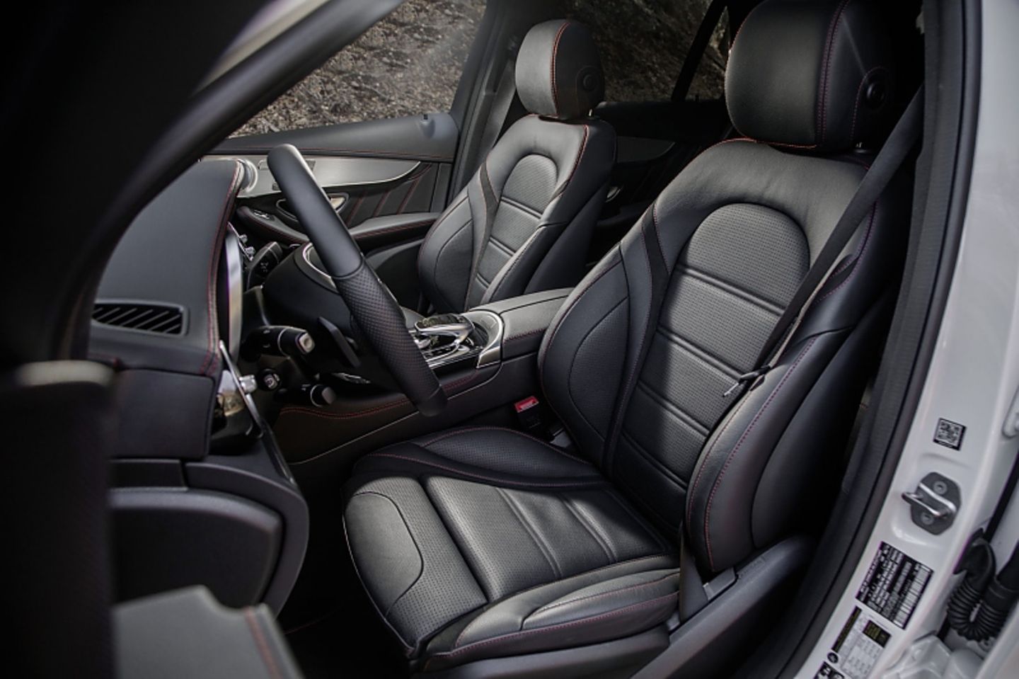 Mercedes AMG GLC 43 - bequeme Sportstühle vorn
