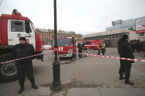 Einsatzkräfte vor der U-Bahn-Station Stationen Sennaja Ploschtschad im Zentrum von St. Petersburg
