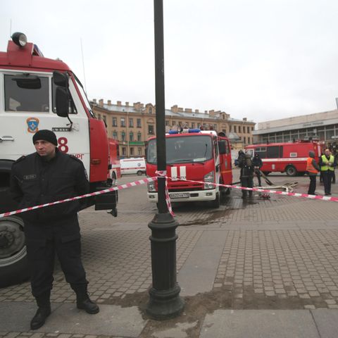 Einsatzkräfte vor der U-Bahn-Station Stationen Sennaja Ploschtschad im Zentrum von St. Petersburg