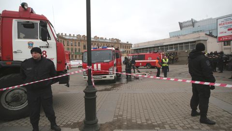 Einsatzkräfte vor der U-Bahn-Station Stationen Sennaja Ploschtschad im Zentrum von St. Petersburg