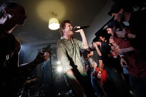 Die Toten Hosen bei ihrem Auftritt in einer Wiener WG