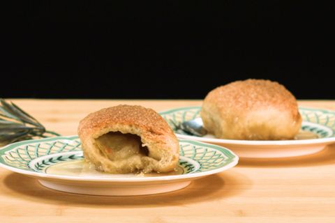 Frisch aus dem Ofen: So einfach zaubern Sie süße Apfelknödel