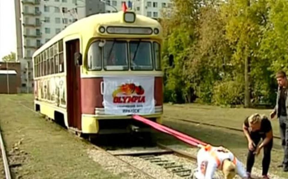 Streit auf dem Parkplatz: Oksana zieht eine Straßenbahn. Oksana zieht eine Straßenbahn.