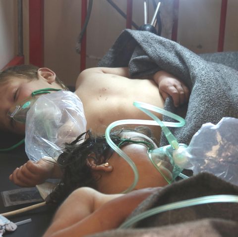 Zwei Kinder werden nach der Attacke auf den Ort Chan Scheichun mit Sauerstoff versorgt