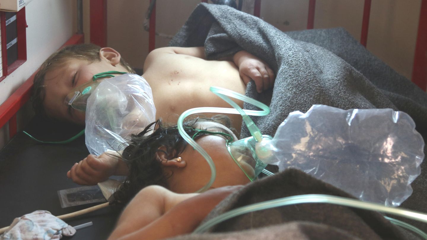 Zwei Kinder werden nach der Attacke auf den Ort Chan Scheichun mit Sauerstoff versorgt