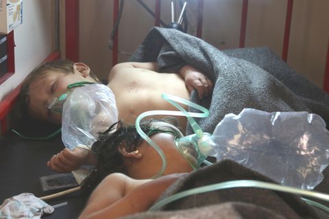 Zwei Kinder werden nach der Attacke auf den Ort Chan Scheichun mit Sauerstoff versorgt