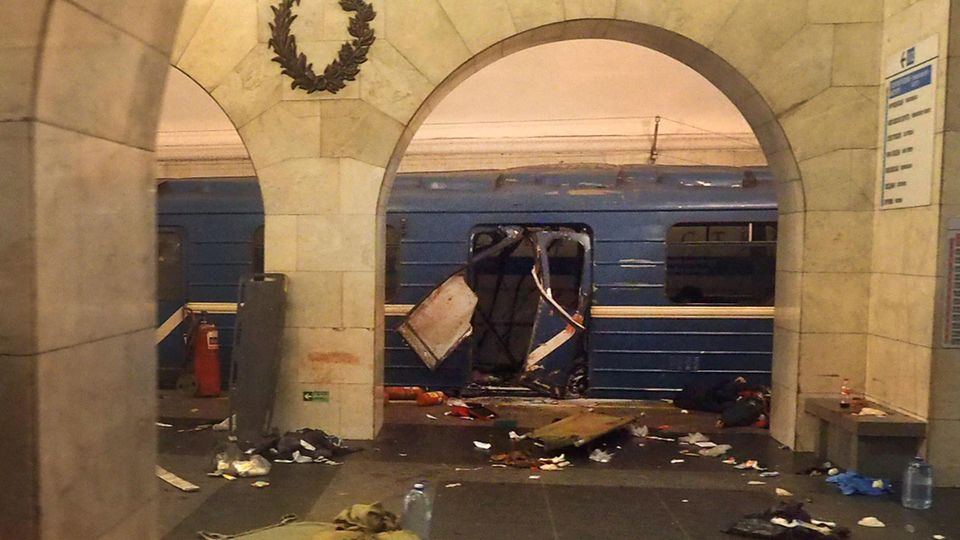 Durch eine Explosion eines Sprengsatzes in der Sankt Petersburger Metro wurden 14 Menschen getötet