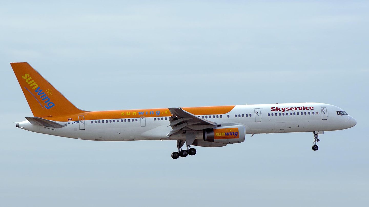 Zu sehen ist ein Flugzeug von Sunwing Airlines im Flug.