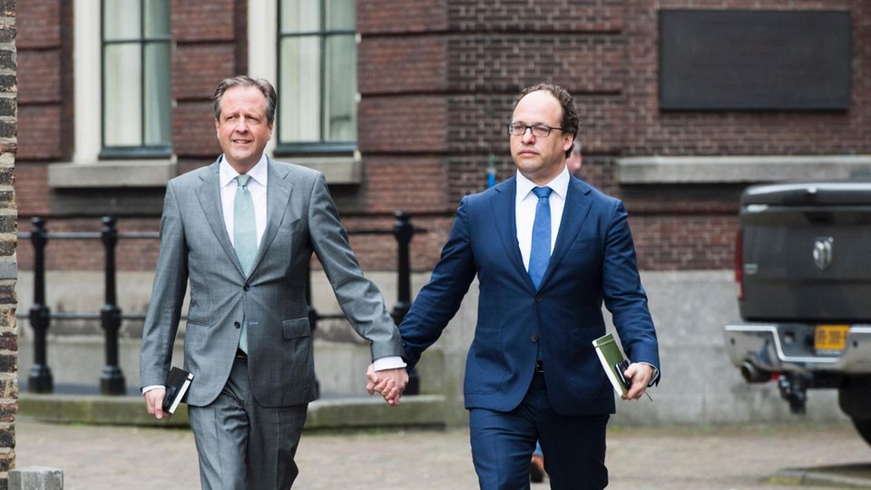 Wichtiges Zeichen: Darum halten diese Politiker plötzlich Händchen Wichtiges Zeichen: Darum halten diese Politiker plötzlich Händchen