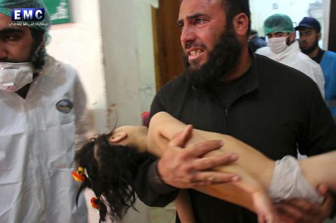 Syrien: Ein Opfer des Giftgasangriffs wird in Chan Scheichun zur Behandlung getragen.