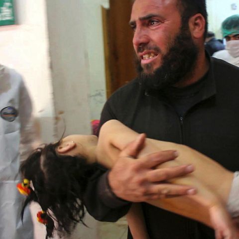 Syrien: Ein Opfer des Giftgasangriffs wird in Chan Scheichun zur Behandlung getragen.