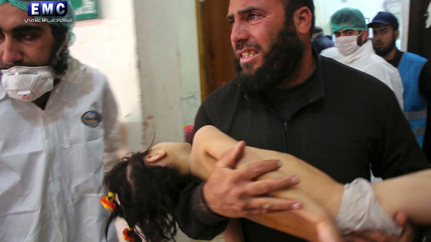 Syrien: Ein Opfer des Giftgasangriffs wird in Chan Scheichun zur Behandlung getragen.