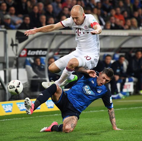 Steven Zuber unterliegt Arjen Robben