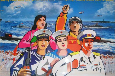 Zu sehen ist ein Plakat, auf dem in bunten Farben frohe vietnamesische Matrosen abgebildet sind.
