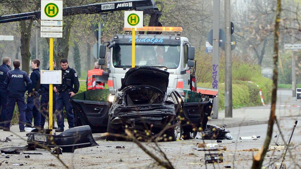 Den Rettungskräften bot sich nach der Verfolgungsjagd in Berlin ein Bild der Verwüstung Den Rettungskräften bot sich nach der Verfolgungsjagd in Berlin ein Bild der Verwüstung